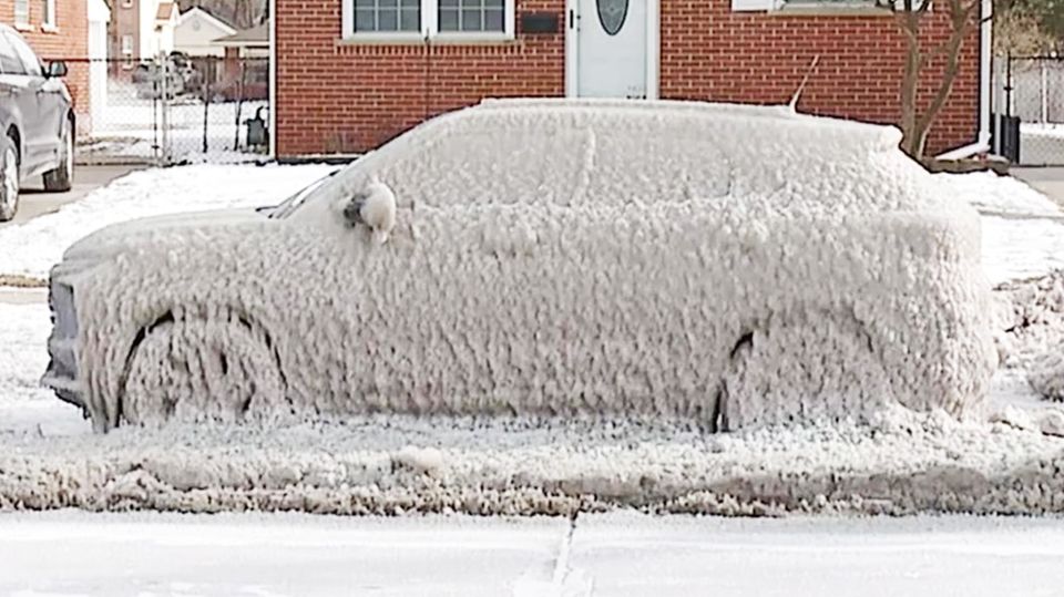 Ein parkender SUV ist mit einer dicken Eisschicht überzogen