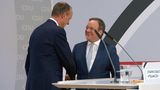Ein bekanntes Bild – mit vertauschten Rollen. Diesmal gratuliert Armin Laschet Friedrich Merz. Nach missglückter Kanzlerkandidatur gab Laschet den CDU-Vorsitz nach nur einem Jahr wieder ab. Merz bewarb sich ein drittes Mal – und schaffte es endlich, Parteichef zu werden.
