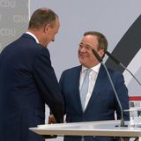 Ein bekanntes Bild – mit vertauschten Rollen. Diesmal gratuliert Armin Laschet Friedrich Merz. Nach missglückter Kanzlerkandidatur gab Laschet den CDU-Vorsitz nach nur einem Jahr wieder ab. Merz bewarb sich ein drittes Mal – und schaffte es endlich, Parteichef zu werden.