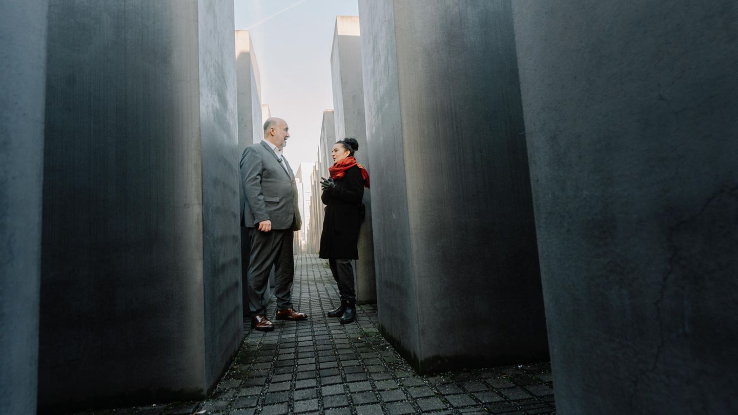 Ausflug an Gedenkstätten und nach Neukölln: Botschafter Ron Prosor und Integrationsbeauftragte Güner Yasemin Balcı im Mahnmal für die ermordeten Juden in Berlin