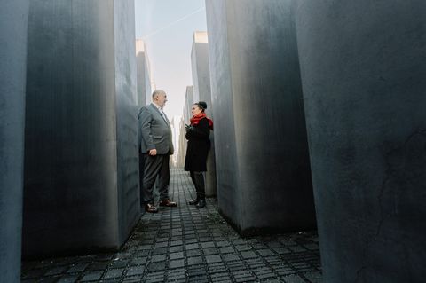 Ausflug an Gedenkstätten und nach Neukölln: Botschafter Ron Prosor und Integrationsbeauftragte Güner Yasemin Balcı im Mahnmal für die ermordeten Juden in Berlin