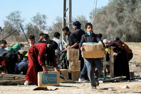 Menschen mit UNRWA-Hilfspaketen im südlichen Gazastreifen