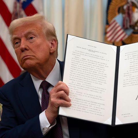 Unterschrift um Unterschrift: Donald Trump unterzeichnet ein Dekret nach dem anderen