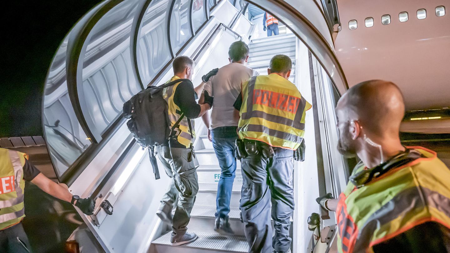 Deportations planned: Government sends criminals to Afghanistan