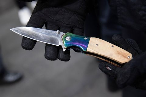 Ein Bundespolizist zeigt ein sichergestelltes Messer am Berliner Bahnhof Ostkreuz