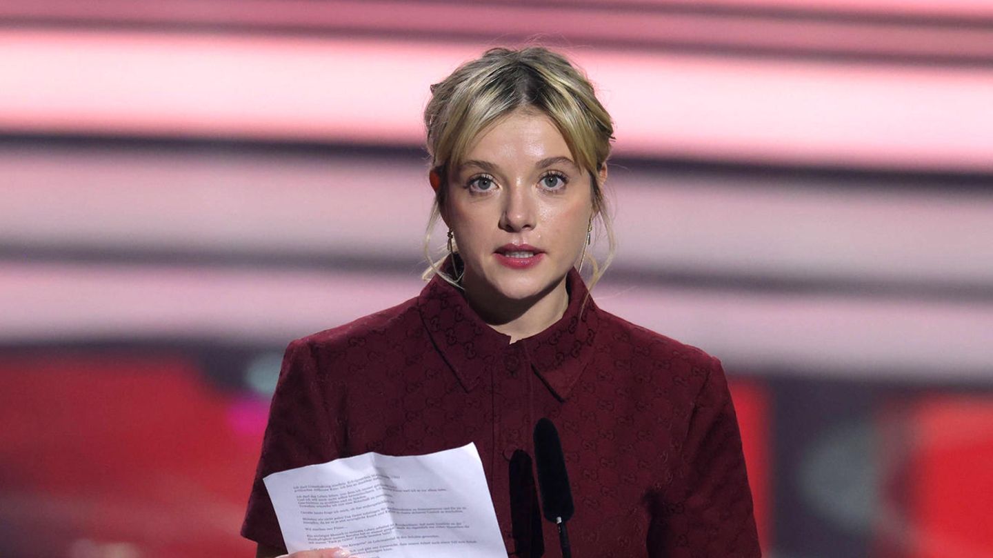 Bayerischer Filmpreis: "Wünsche mir, dass Deutschland aufwacht": Jella Haase hält bewegende Dankesrede