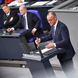 Friedrich Merz spricht im Bundestag, im Hintergrund sitzen Olaf Scholz und Robert Habeck