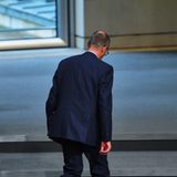 Merz wendet sich ab vom Kurs der Merkel-Ära und schärft wieder das konservative Profil der CDU. Doch immer wieder hadert die Union auch mit ihrem Chef – zum Beispiel wenn dieser Kinder mit Migrationshintergrund als "kleine Paschas" bezeichnet oder von "Sozialtourismus" spricht. Mit seiner impulsiven Art polarisiert der Sauerländer regelmäßig