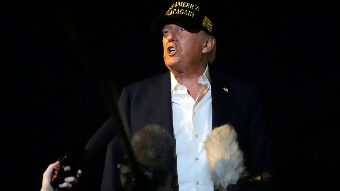 According to reports, Donald Trump fires inspectors of federal authorities