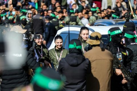 Die Geiseln bei ihrer Übergabe ans Rote Kreuz in Gaza
