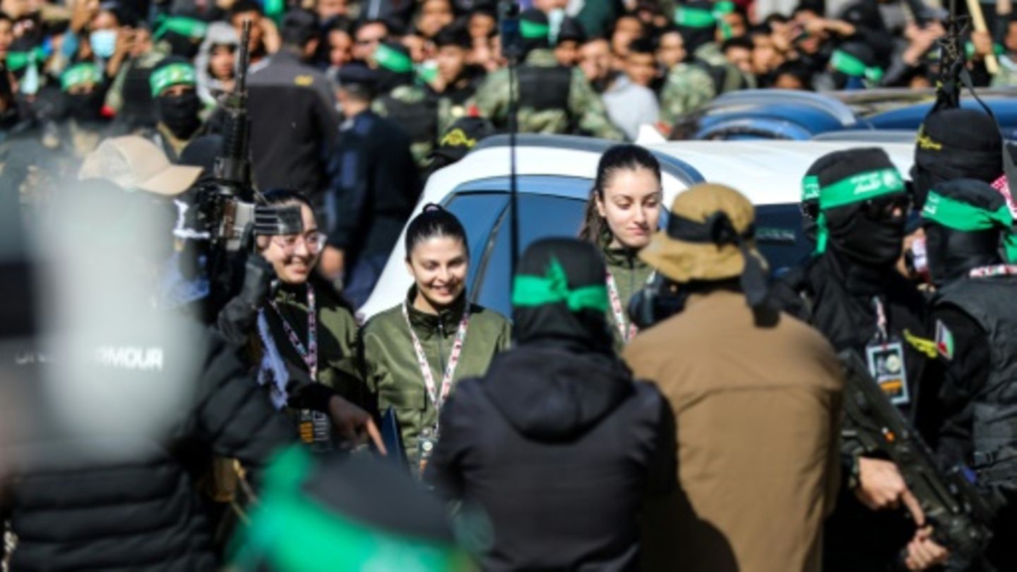 Die Geiseln bei ihrer Übergabe ans Rote Kreuz in Gaza