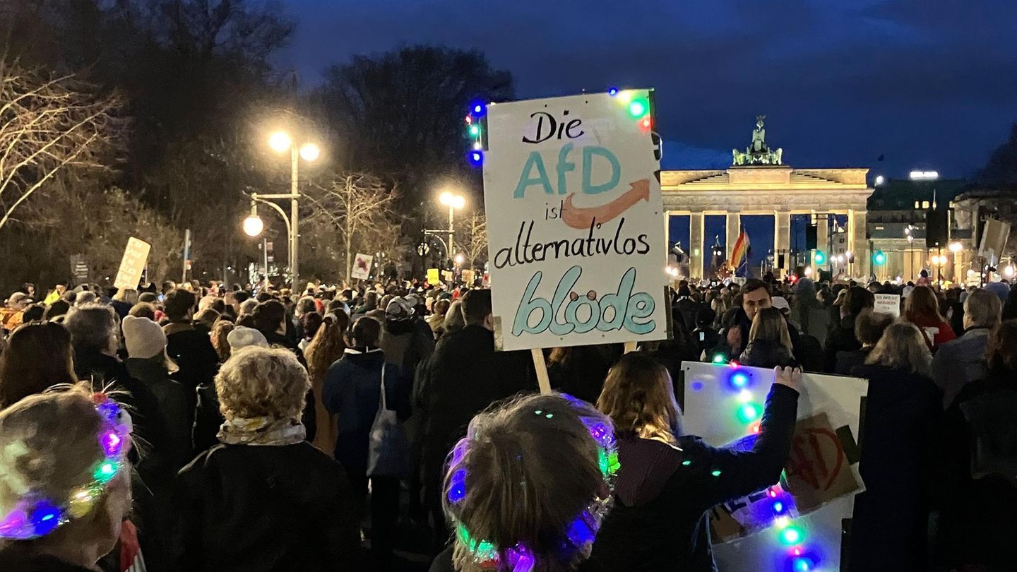 Gegen rechts: Mit Lampen und Lichterketten demonstrieten Zehntausende Menschen am Brandenburger Tor in Berli