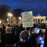 Gegen rechts: Mit Lampen und Lichterketten demonstrieten Zehntausende Menschen am Brandenburger Tor in Berli