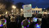 Gegen rechts: Mit Lampen und Lichterketten demonstrieten Zehntausende Menschen am Brandenburger Tor in Berli