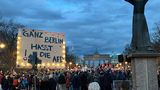 "Ganz Berlin hasst die AfD" steht auf einem Plakat, dass bei der Demonstration gegen Rechts in Berlin zu sehen ist