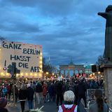 "Ganz Berlin hasst die AfD" steht auf einem Plakat, dass bei der Demonstration gegen Rechts in Berlin zu sehen ist