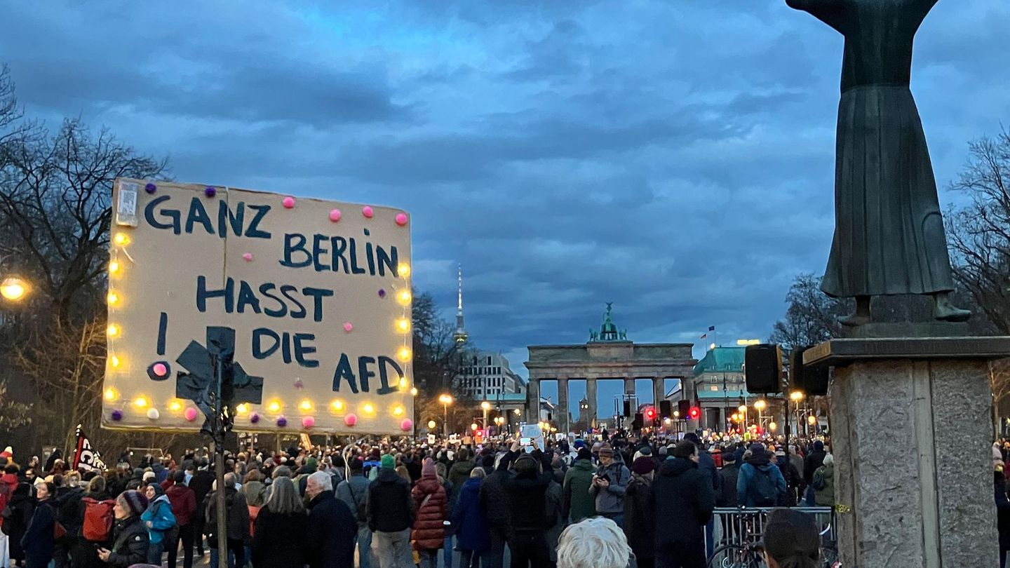 "Ganz Berlin hasst die AfD" steht auf einem Plakat, dass bei der Demonstration gegen Rechts in Berlin zu sehen ist