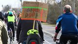 Auch in Halle, wo die AfD am Samstag eine Wahlkampfveranstaltung abhielt, versammelten sich die Menschen für eine Gegendemo