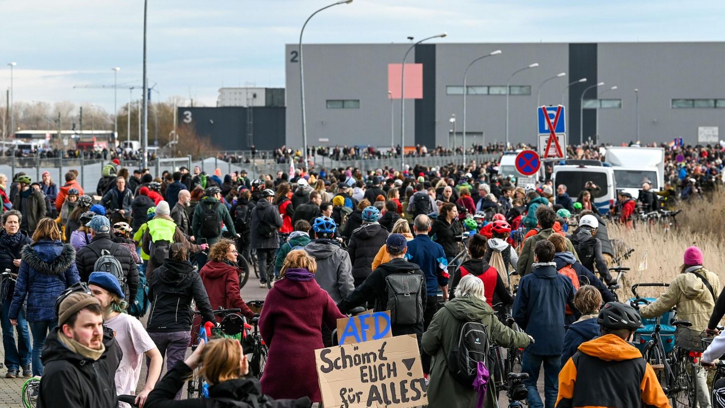 An der Messe-Halle zählte die Polizei 9100 Gegendemonstranten
