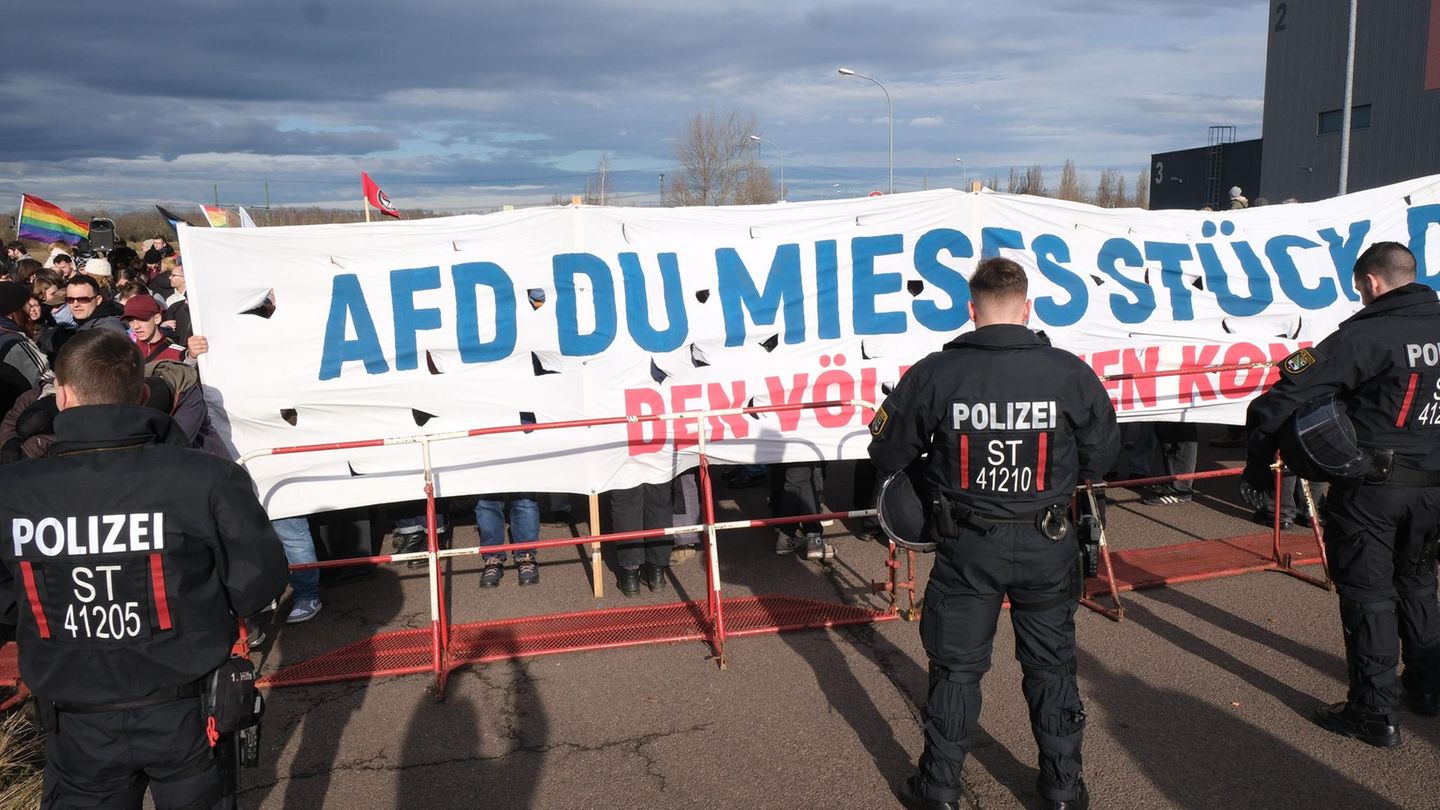 Demonstranten versammeln sich an der Messe-Halle, dem Veranstaltungsort für den AfD-Wahlkampfauftakt,