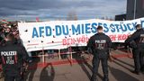 Demonstranten versammeln sich an der Messe-Halle, dem Veranstaltungsort für den AfD-Wahlkampfauftakt,