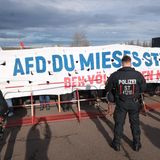 Demonstranten versammeln sich an der Messe-Halle, dem Veranstaltungsort für den AfD-Wahlkampfauftakt,