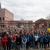 Teilnehmer demonstrieren in Aschaffenburg gegen Rechts