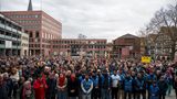 Teilnehmer demonstrieren in Aschaffenburg gegen Rechts