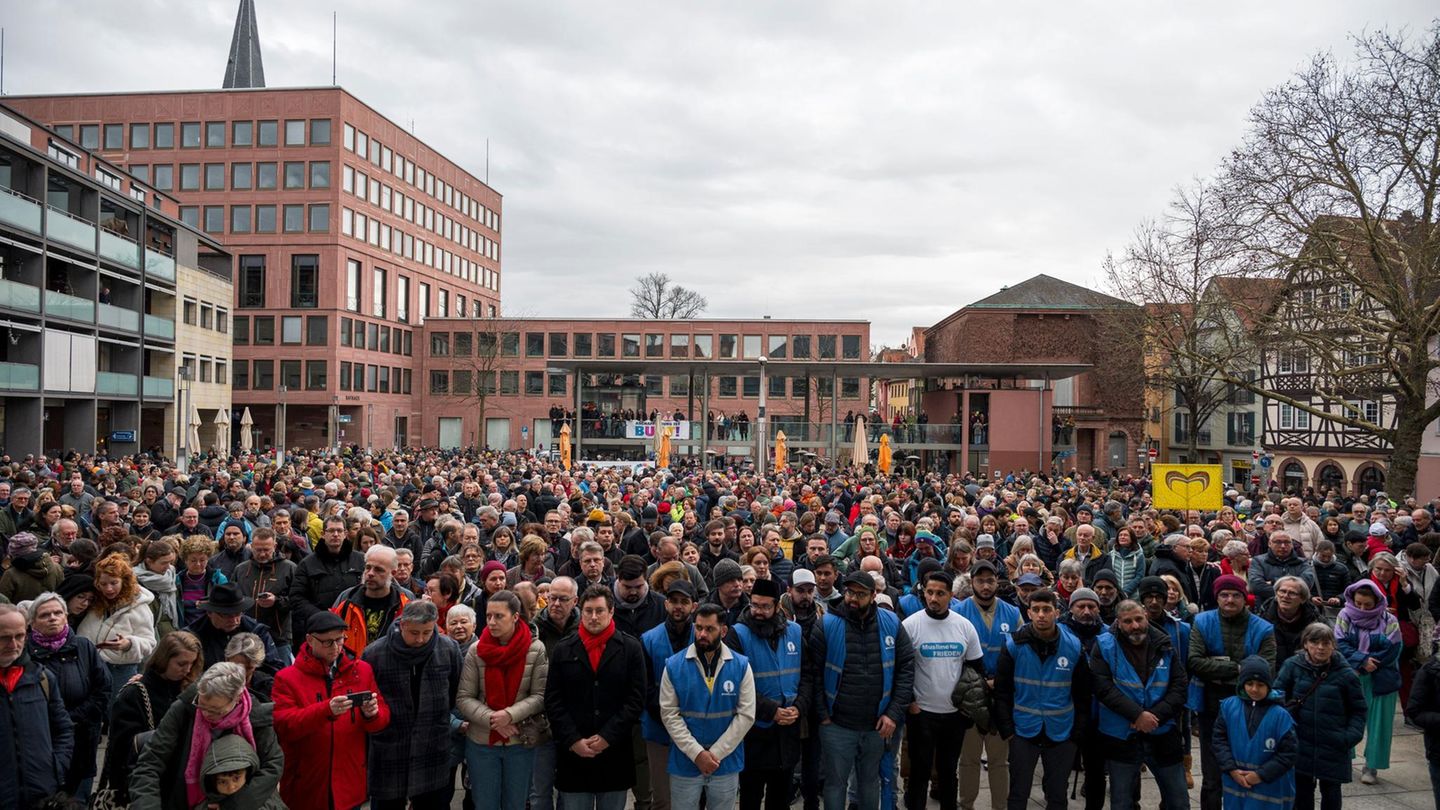 Teilnehmer demonstrieren in Aschaffenburg gegen Rechts