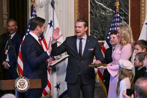Hegseth (r.) legt seinen Amtseid ab