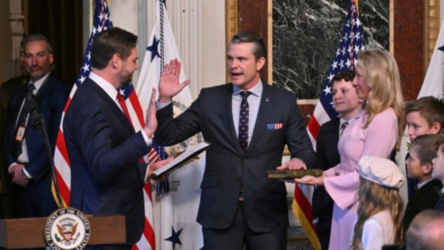 Hegseth (r.) legt seinen Amtseid ab