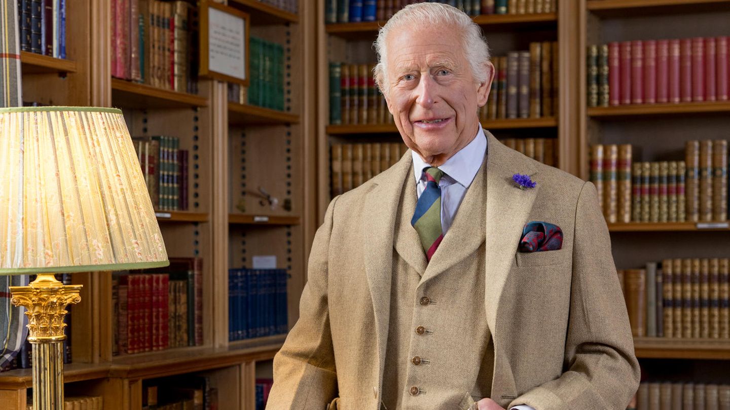 König Charles III.: Palast teilt neues Porträt im Schottenrock