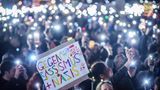 Die Demonstranten schalteten ihre Taschenlampen an den Handys an