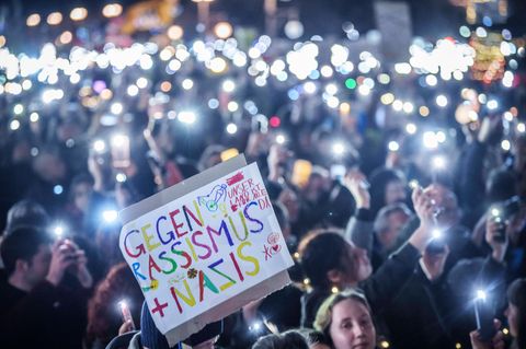 Die Demonstranten schalteten ihre Taschenlampen an den Handys an