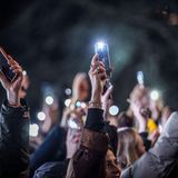 Mit Lampen und Lichterketten demonstrierten die Menschen in Berlin gegen rechts