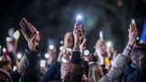 Mit Lampen und Lichterketten demonstrierten die Menschen in Berlin gegen rechts