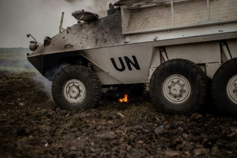 Ausgebranntes Fahrzeug der UN-Friedenmission Monusco