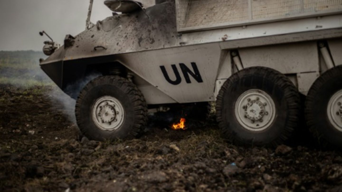Ausgebranntes Fahrzeug der UN-Friedenmission Monusco