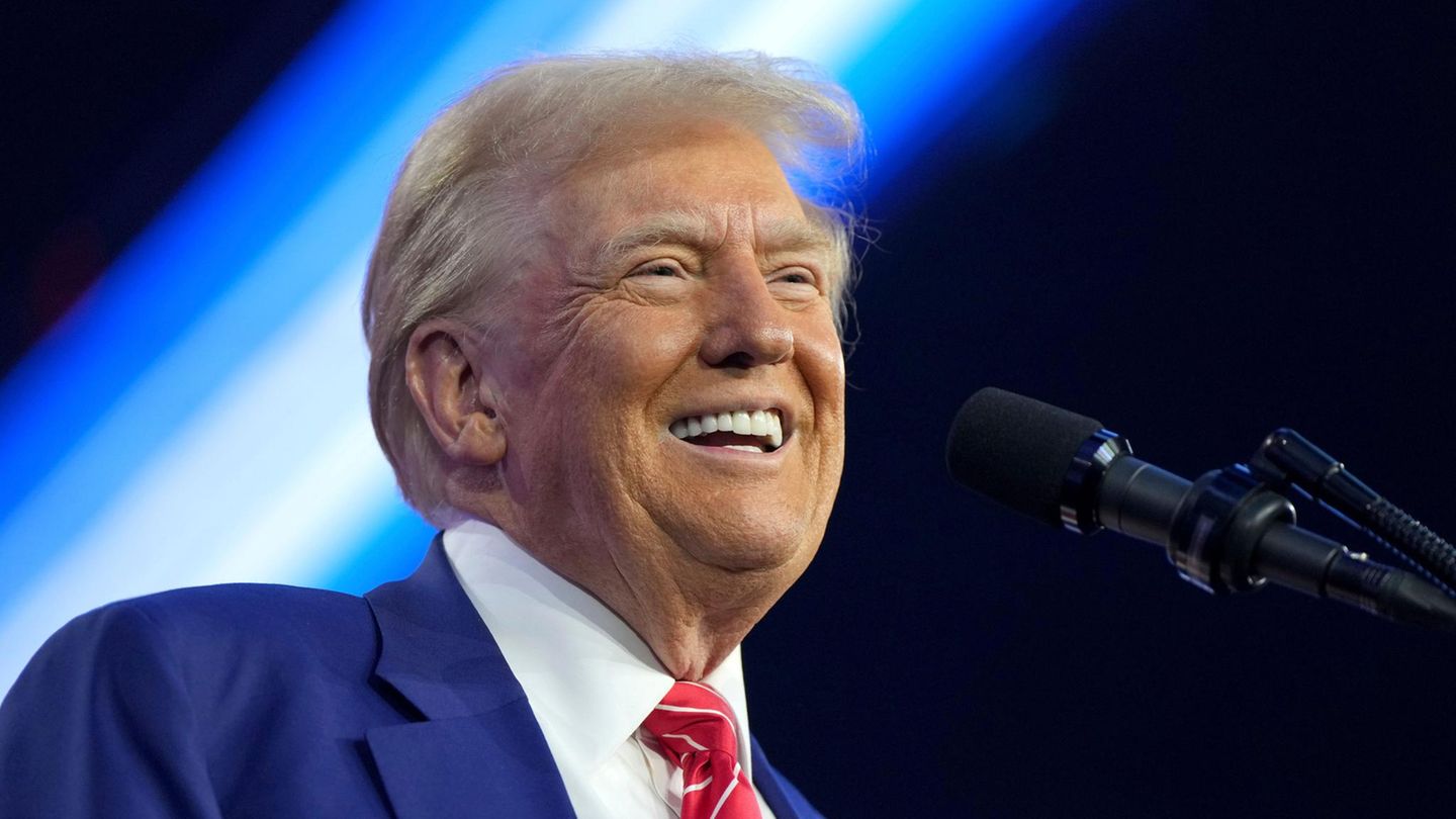 Donald Trump jokes about third or fourth term
