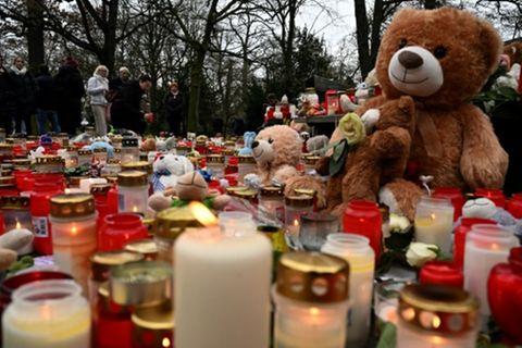 Kerzen und Stofftiere zum Gedenken an die Opfer