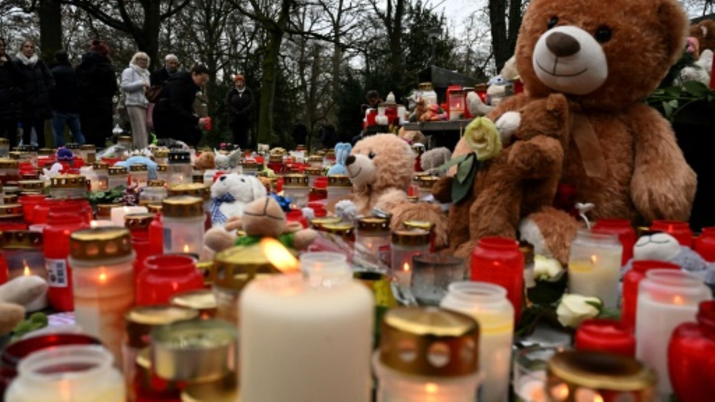 Kerzen und Stofftiere zum Gedenken an die Opfer
