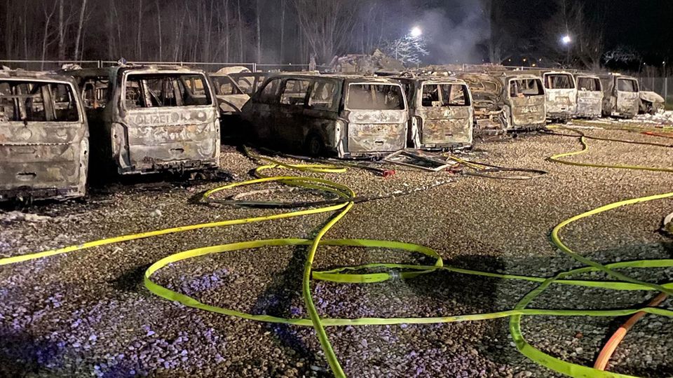 Polizei-Fuhrpark niedergebrannt – Verdacht auf Serientat Polizei-Fuhrpark niedergebrannt – Verdacht auf Serientat