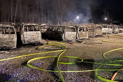 Polizei-Fuhrpark niedergebrannt – Verdacht auf Serientat