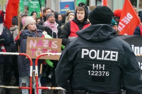 Schon Stunden vor Beginn der Veranstaltung zum AfD-Wahlkampfauftakt hatten sich Hunderte Demonstranten versammelt