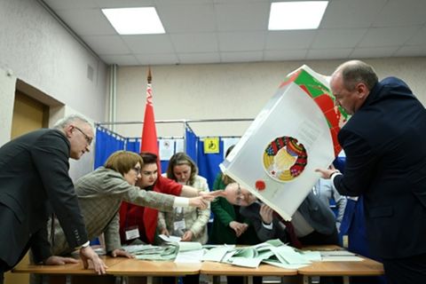 Stimmauszählung in Minsk
