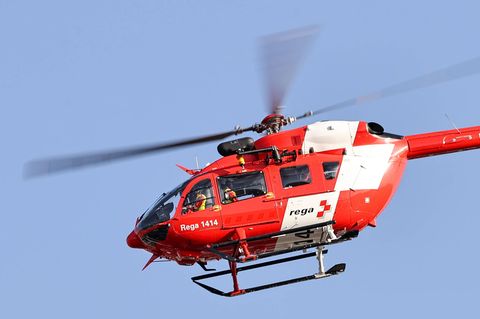 Die Begleitung der Frau wurde mit einem Rettungshubschrauber in ein Krankenhaus in der Nähe von Linthal geflogen