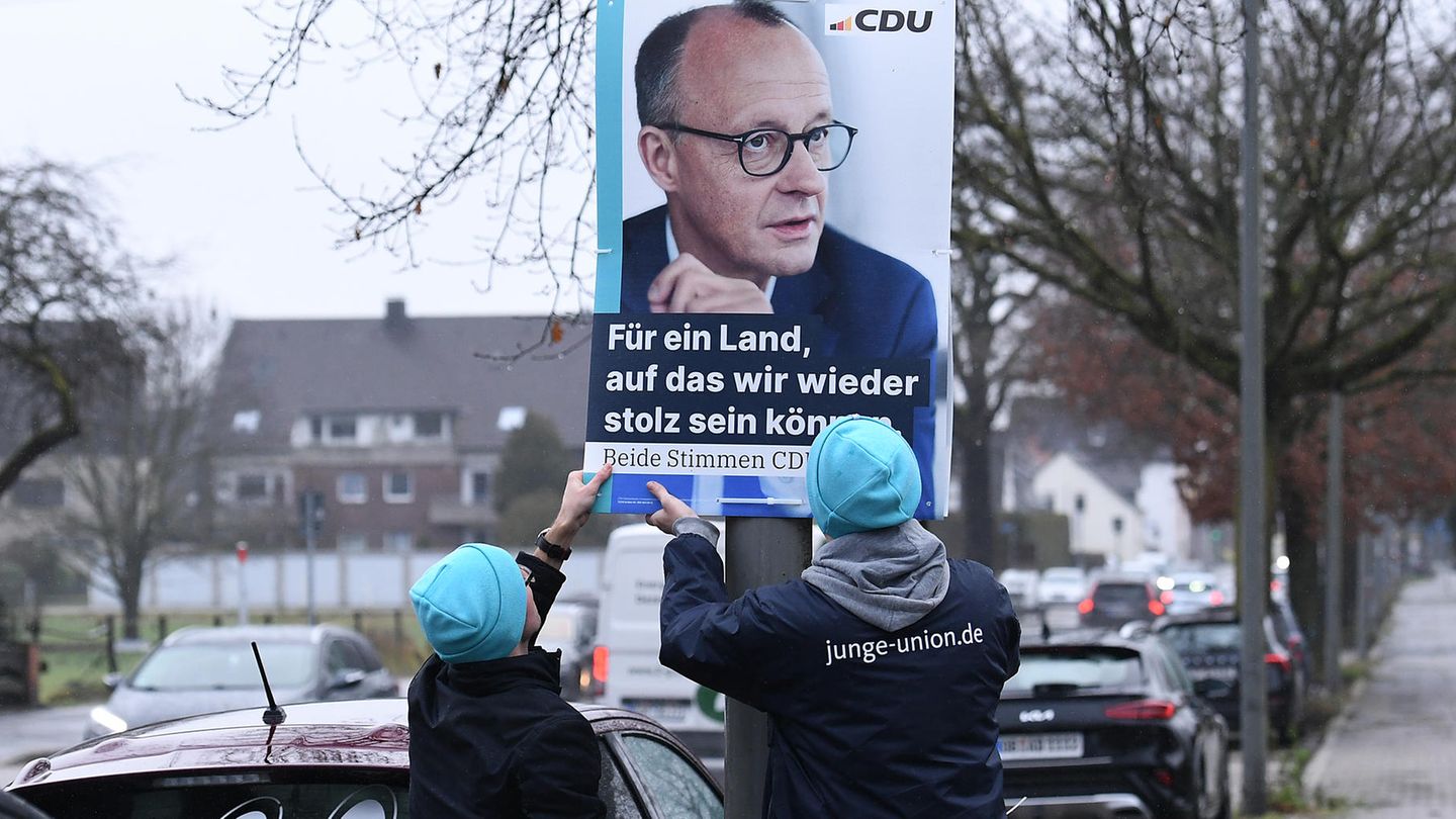 Mitarbeiter der Jungen Union hängen Wahlplakate auf