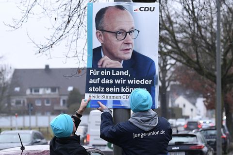 Mitarbeiter der Jungen Union hängen Wahlplakate auf