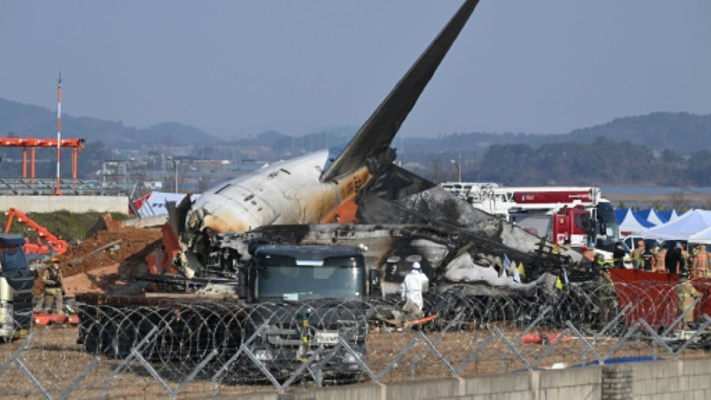 Das Wrack der Boeing 737-800 am Flughafen Muan