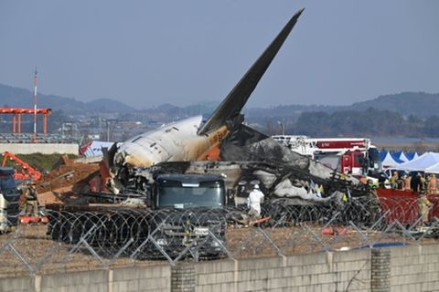 Das Wrack der Boeing 737-800 am Flughafen Muan